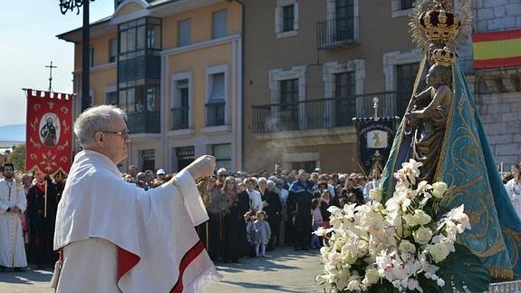 El párroco de la Encina retira el luto a la "Morenica". 