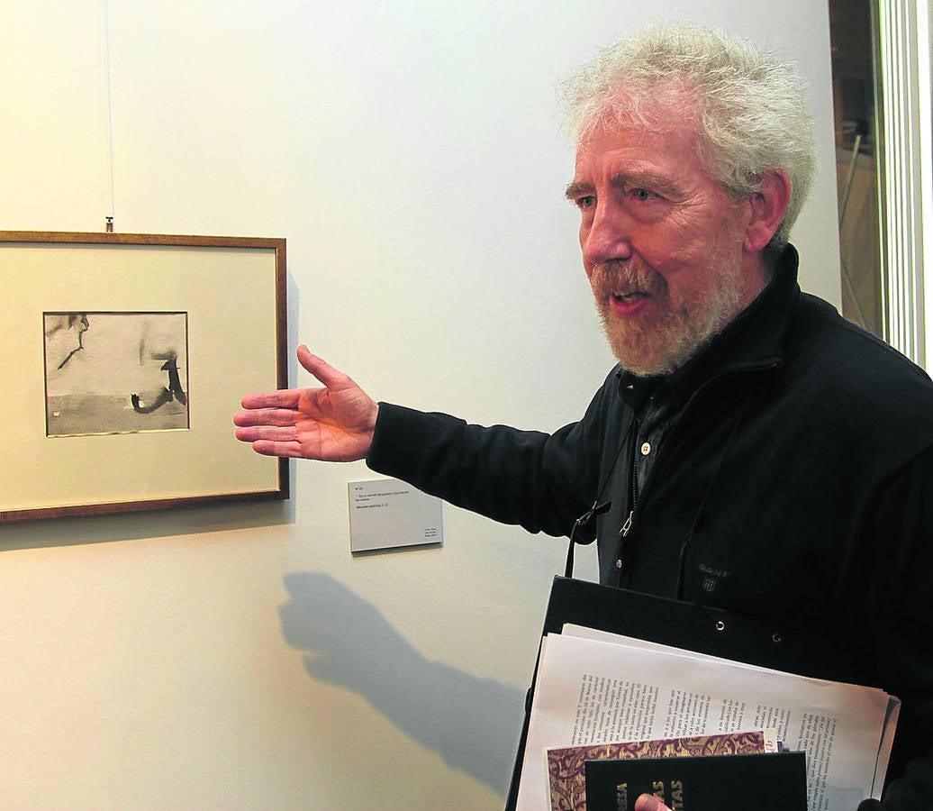 Javier Guardo explica uno de los dibujos expuestos en el Museo de Palencia.