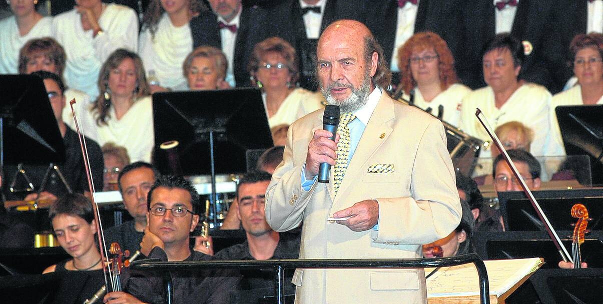 El compositor estrena la cantata manriqueña en la catedral de Palencia en 2005.