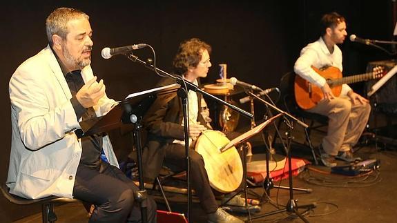 Carlos Aganzo recita sus poemas acompañado por la música de Suria Pombo y Jorge Cebrián.