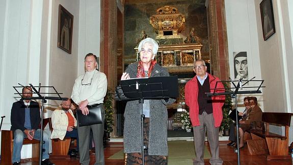 Una de las integrantes del Centro Social Corpus, durante el recital poético, celebrado ayer en los Carmelitas. Rosa Blanco