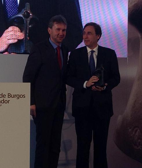 Javier Lacalle, alcalde de Burgos, entrega la distinción a Tomás Pascual. EL NORTE