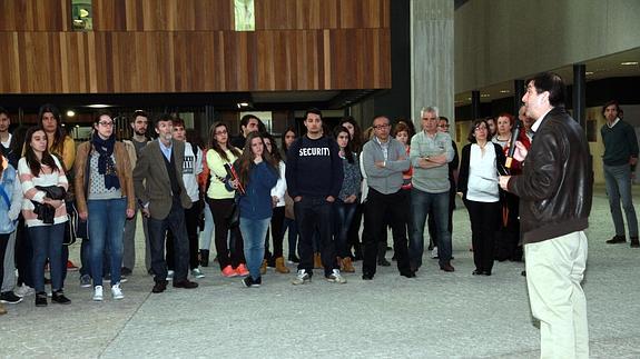 El decano de la Facultad de Ciencias Sociales de la UVA, Agustín García Matilla, lee un breve manifiesto. 