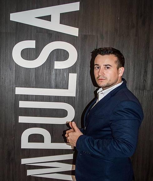 Javier Álvarez posa en su negocio. 