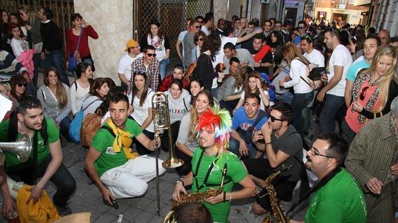 Una de las charangas ameniza la tarde del sábado en Peñafiel.