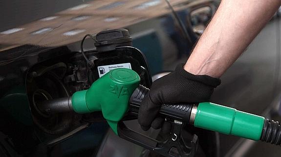 Un trabajador de una estación de servicio, echa gasolina en un coche, en una gasolinera de Segovia. Diego de Miguel-Ical