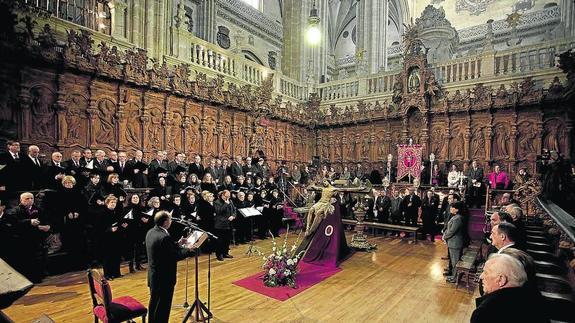 Un acto del Poeta ante la Cruz en el coro de la Catedral Nueva. 