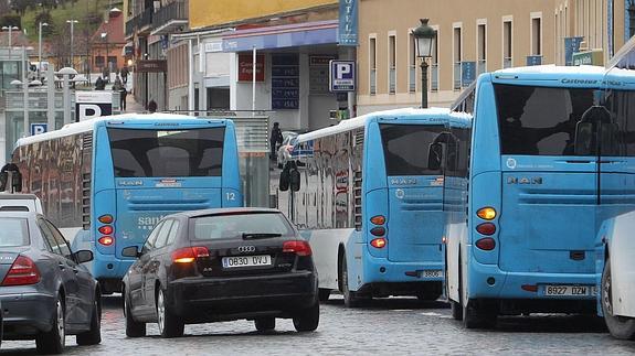Varios autobuses urbanos, a su paso por la Plaza de Artillería.