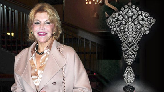 Tita Cervera junto al collar de diamantes.