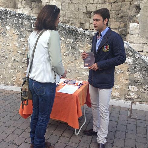 Luis Alberto Quevedo dialoga con su compañera de candidatura María Jesús Arranz. 