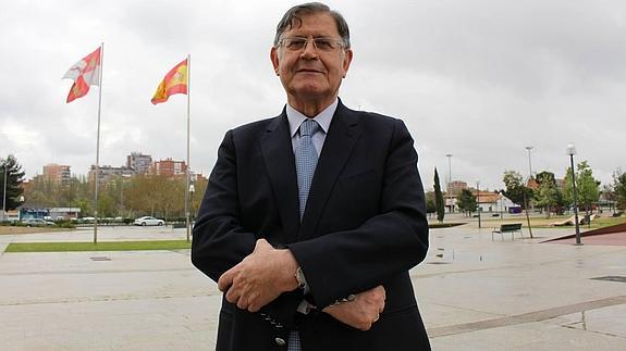 El ex diputado del CDS Antonio Garrosa posa en la plaza de las Cortes de Castilla y León.