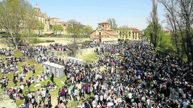 Aspecto de los parajes cercanos al Puente Romano, con los servicios portátiles instalados por el Ayuntamiento junto a los cubos de basura. 