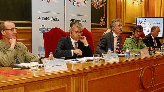 Julián Martínez, de UGT; José Carlos Rodríguez, del Ecyl; Javier García Escudero, delegado de El Norte en Palencia, que moderó el debate; Luis Manuel González, de CC OO, y José Ignacio Carrasco, de la patronal CPOE, en el debate celebradoen la Cámara de Comercio palentina.