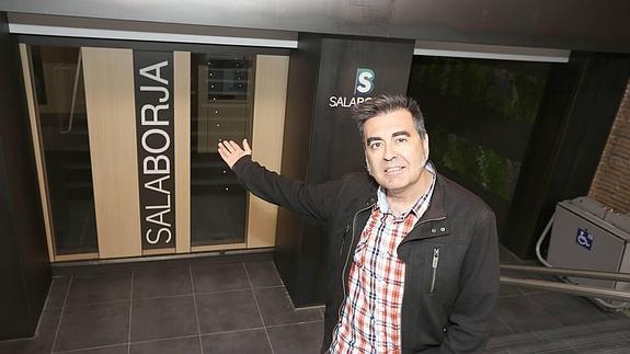Carlos Burguillo invita a pasar por la renovada enrada.