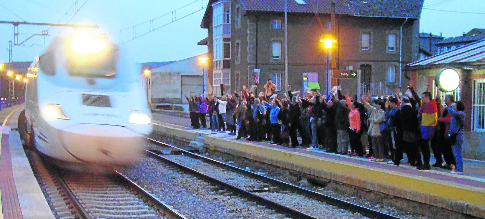 Vecinos de la comarca despiden simbólicamente al tren Alvia, a su paso por la estación de Aguilar, en la noche del martes.