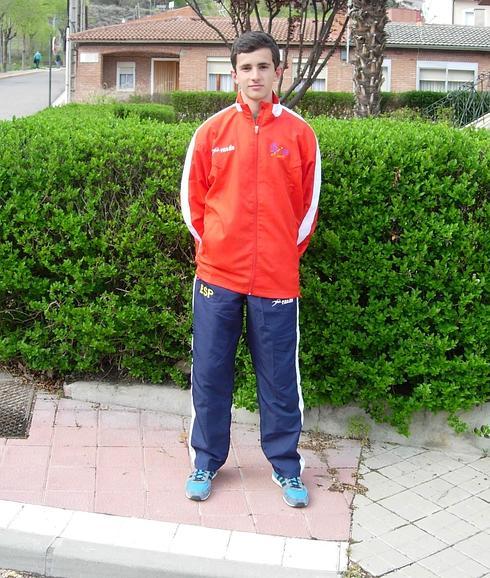 Alejandro Garnacho, posa en Portillo. 