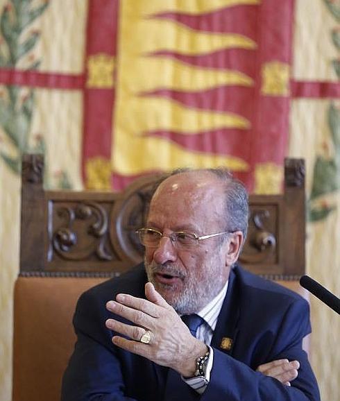 León de la Riva, durante una comparecencia pública.