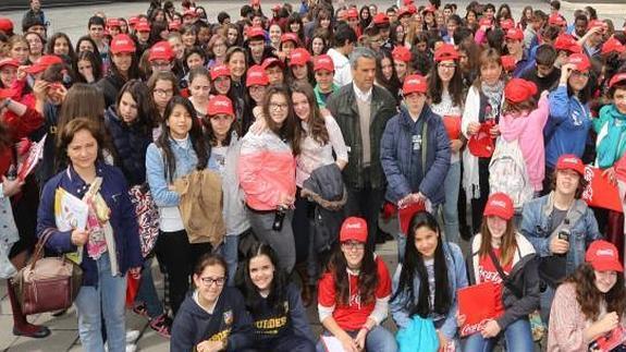 Profesores y alumnos tras el concurso de relatos cortos de Coca Cola. 