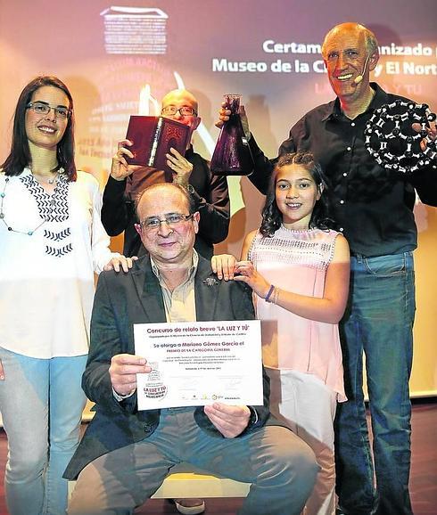 Los ganadores del concurso de relato breve ‘La ciencia y tú’, Aleta Duque García, Mariano Gómez García y Esther San Juan Vigo, junto a los científicos que enseñan a través de la magia Fernando Blasco y Miquel Durán. R. Gómez
