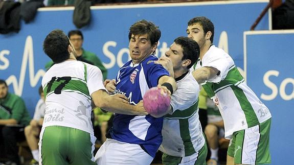 Grossi trata de superar a la defensa, en un partido ante el Bordils. 