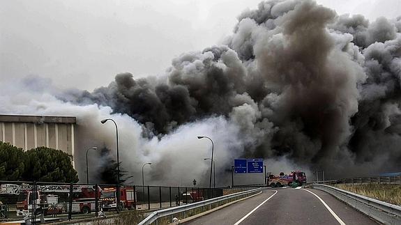 Camiones de bomberos tratan de apagar el incendio desatado en la fábrica de Campofrío el día del incendio. 