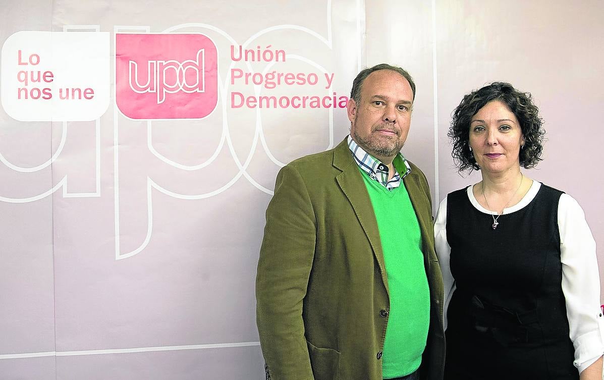 Bernardo Velasco, junto a Águeda Arranz, en la sede de UPyD en Salamanca.
