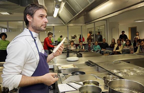 El cocinero Miguel Ángel de la Cruz explica la preparación de los espárragos de Tudela.