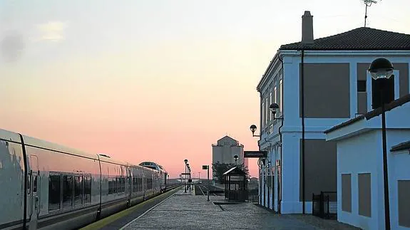 El último Talgo ‘Catalán’ que paraba en Cantalapiedra antes de ser suprimido, durante una puesta de sol, con la estación y los silos al fondo.