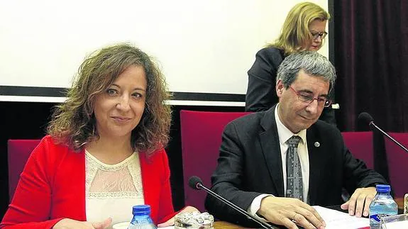 Iratxe García, junto al vicerrector de Promoción y Coordinación, José Ángel Domínguez.