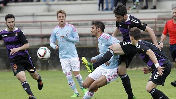 Fran No despeja en presencia de Ayub, Brian y dos jugadores del Celta.FARO DE VIGO