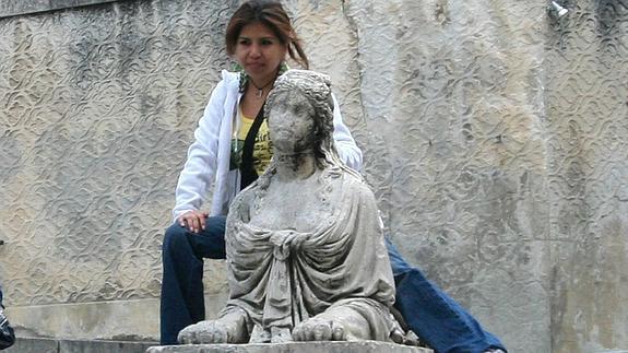 Una joven posa en una de las esculturas de la llamada plaza de las Sirenas. Antonio Tanarro