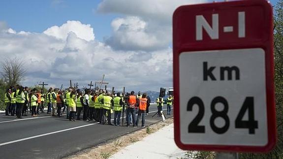Concentración con corte de la carretera N-I para reclamar la liberalización de la AP1. PK 284, Cameno (Briviesca). 