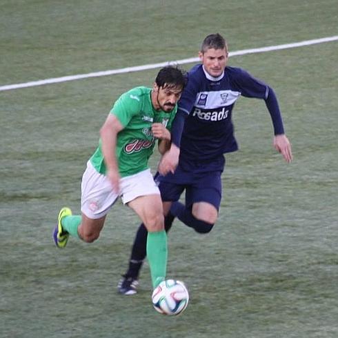 Ramiro se marcha de un rival del Marino en la primera vuelta. 