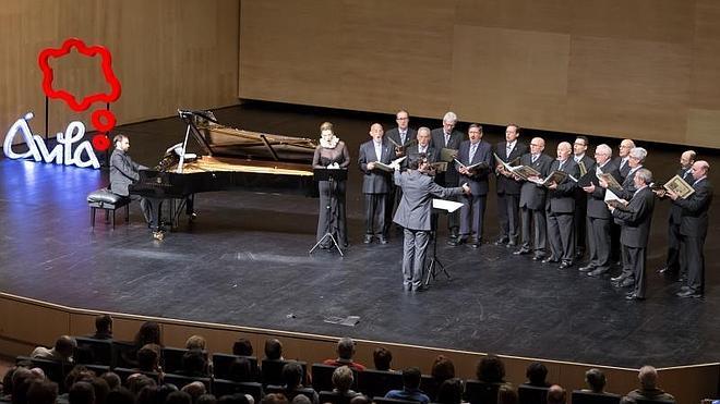 El Coro Gregoriano interpretó con la soprano y Raúl Fernández-Aguirre ‘Maestra de la Luz’, de Palazón y Aganzo. 