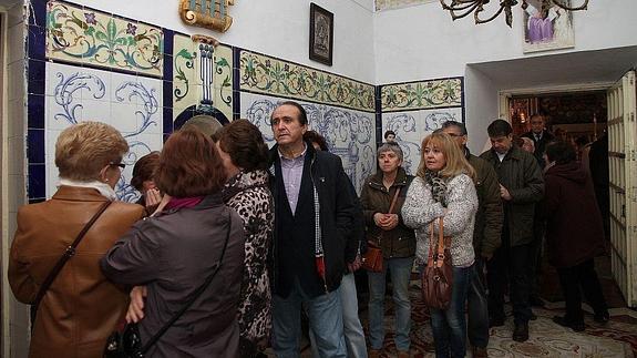 Un grupo de personas espera su turno para subir al camarín de la Virgen de la Fuencisla.