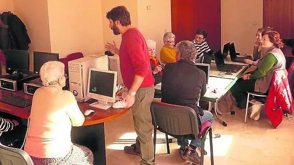 Participantes en un curso de informática en Villamartín.