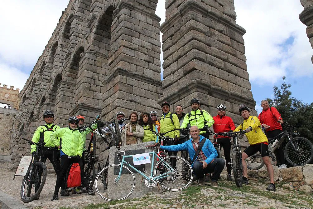 La concejala y la jefa de la Oficina de Movilidad y un grupo de ciclistas, junto al monumento simbólico a la bicicleta.