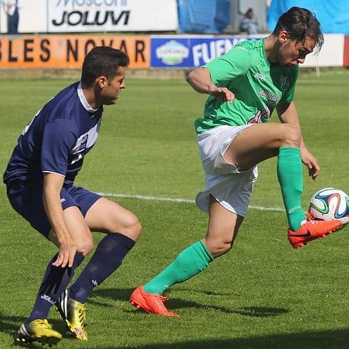 Javi Moreno controla el balón defendido por un rival del Marino de Luanco.