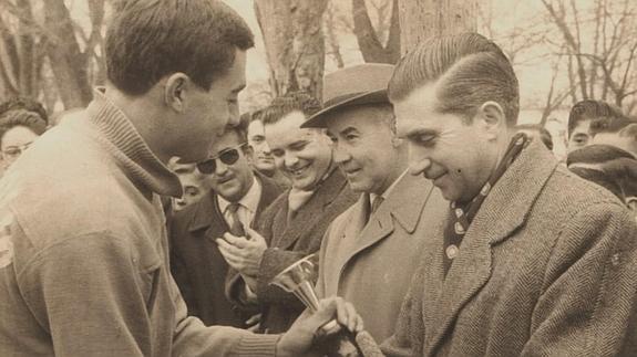 Benito Sanz de la Rica, entregando el trofeo de ganador de una prueba de campo a través, a José Miguel Ortega, entonces atleta juvenil.
