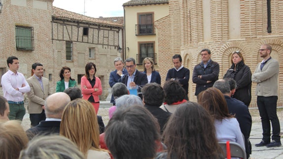 Antolín Sanz junto a la candidatura autonómica del PP abulense. F.G. MURIEL