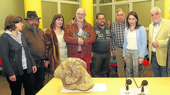 Representantes institucionales y artistas, en la presentación de la escultura.