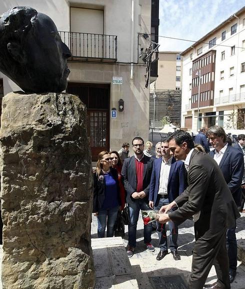 Pedro Sánchez, deposita una rosa ante el busto del poeta Antonio Machado durante su visita a Soria para apoyar la candidatura del actual alcalde, Carlos Martínez.