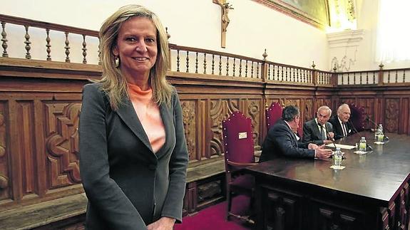 Isabel San Sebastián posa en el AulaMagna de la Pontificia minutos antes de pronunciar su conferencia. 