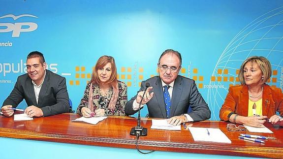 El secretario de Organización del PP, José Antonio Rubio Mielgo, en el centro, presenta ayer a los candidatos Benito Díez Arenas, María Félix Dehesa y María Jesús Calvo Toledo, de izquierda a derecha.