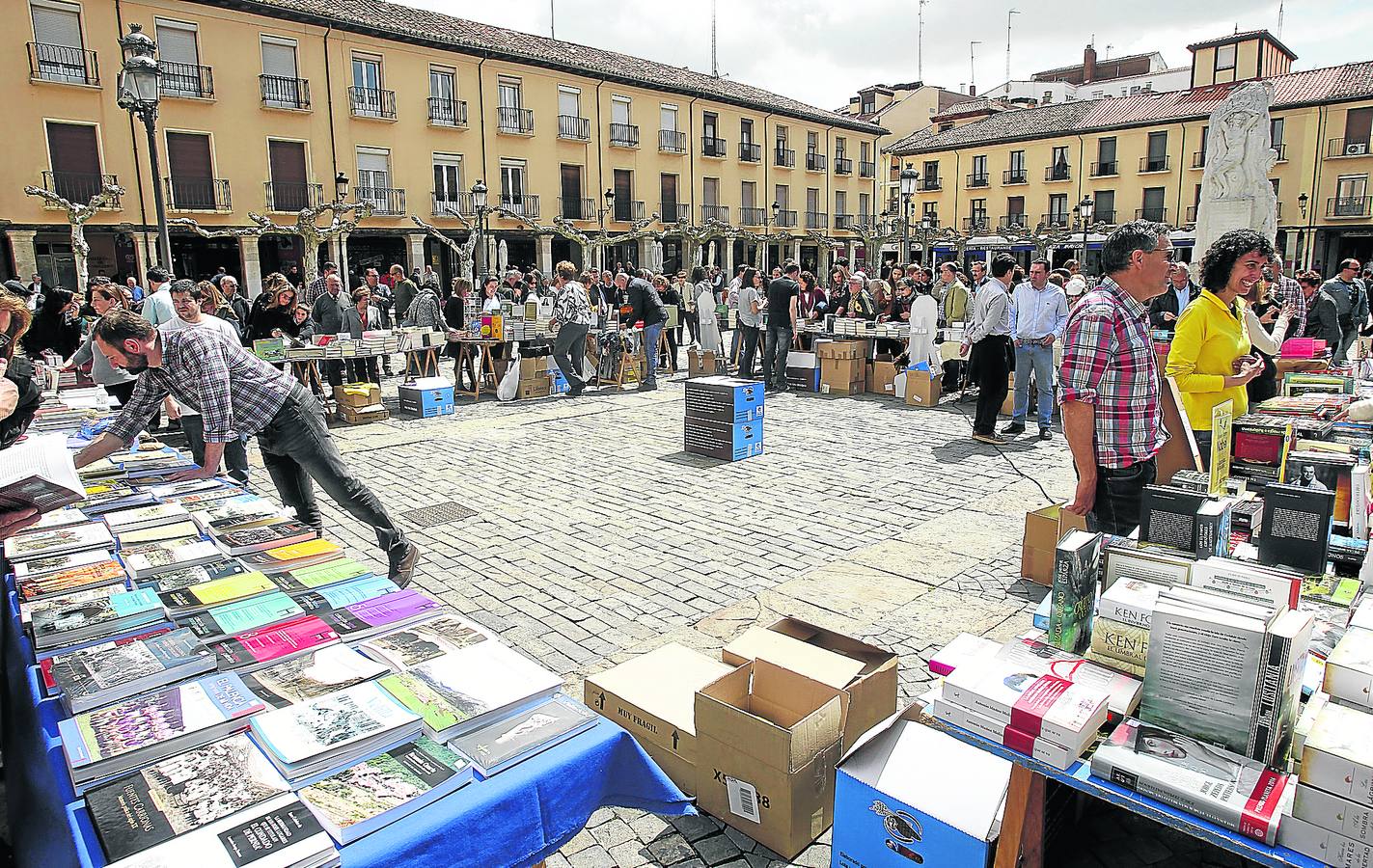 Los ocho libreros y editores participantes en la feria atienden a los palentinos que se acercaron ayer hasta la Plaza Mayor.