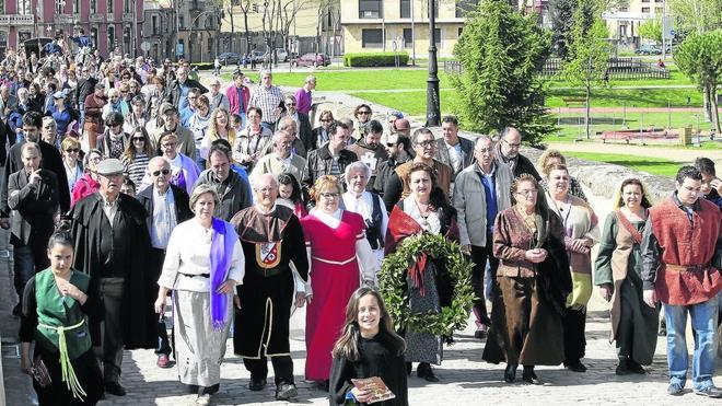 Los vecinos de la villa comunera de Morille, Mozárbez y otras otra localidades cruzan el puente guiados por el relato de Jesús Málaga. 