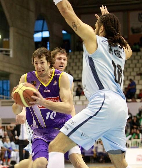 Urko Otegui busca la canasta ante la defensa de Mc Ghee, ayer, en el Pazo dos Deportes de Lugo. 