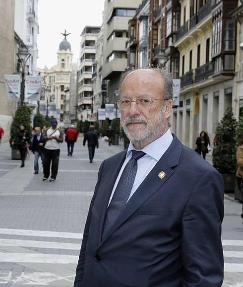 Javier León de la Riva, en la calle Santiago. 