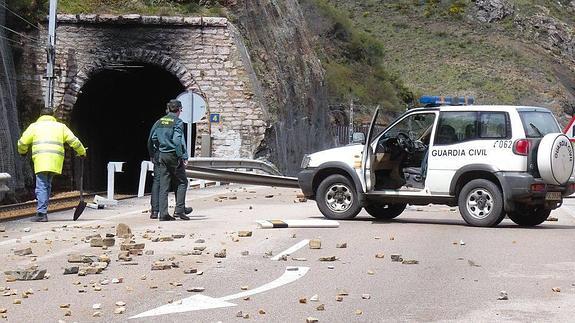 Efectivos de la Guardia Civil en el punto en el que ha tenido lugar el corte.