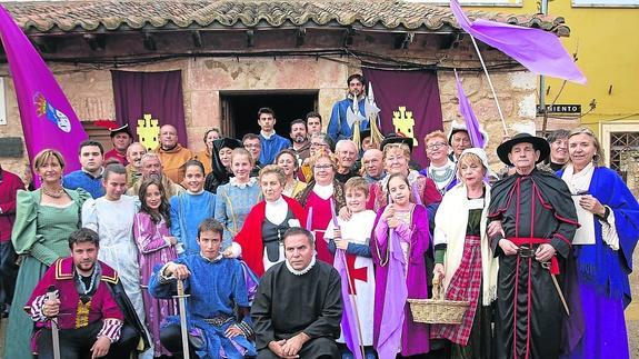 Todos los actores de la representación de la Revuelta Comunera posaron juntos tras la representación, cuando la lluvia había cesado. 